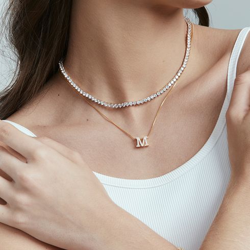 colar_letra_pequena_cravejada_m_zirconia_brilhante_festa_luxo_semijoias_ouro_rosa_valverde