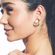 30772_brinco_organico_liso_vazado_ouro_meio_perola_shell_semijoias_rosa_valverde_-zoom