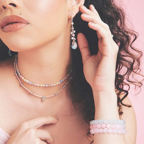 30875_brinco_aura_longo_argola_click_cravejado_cristais_coloridos_banho_rodio_rosa_valverde_semijoias_30855_30824_colar_choker