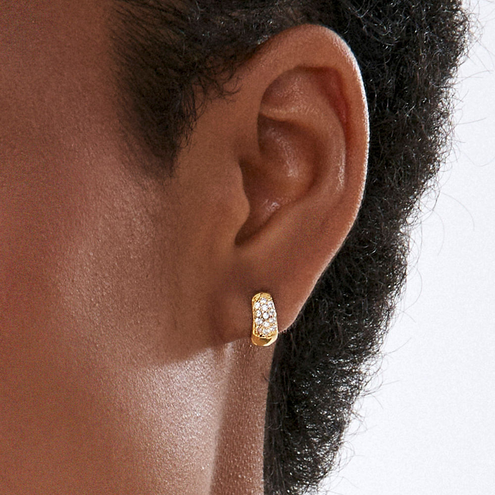 Brinco Pequeno Argola Click Cravejada Banho Ouro 18K Zircônia