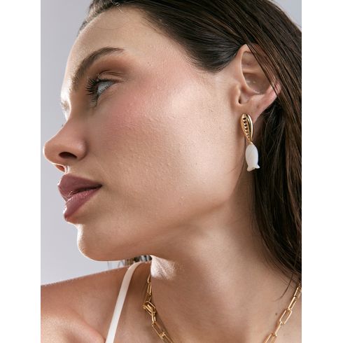 38186-brinco-base-navete-vazada-pingente-peixe-banho-ouro-18k-madreperola-rosa-valverde-semijoias