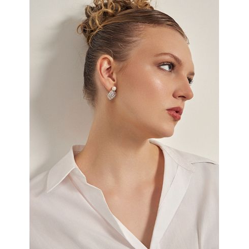 40613-brinco-base-perola-pontos-de-luz-cravejado-banho-rodio-zirconia-e-perola-shell-rosa-valverde-semijoias-corpo