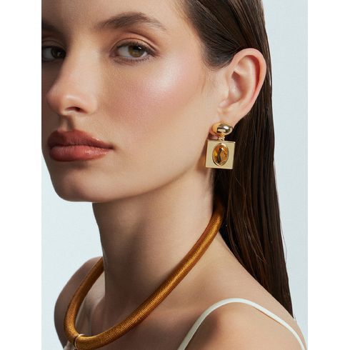 40614-brinco-geometrico-meio-pedra-banho-ouro-18k-cristal-amarelo-rosa-valverde-semijoias-corpo